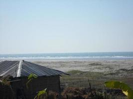 foto do uma ensolarado dia Visão do uma lindo tropical de praia e mar em uma ensolarado dia dentro cox's bazar, Bangladesh. viagem e período de férias.