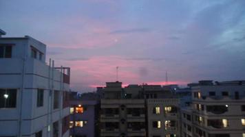 lindo nuvens dentro a céu às pôr do sol momento dentro uma Cidade dentro Bangladesh, Ásia foto