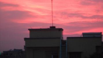 lindo nuvens dentro a céu às pôr do sol momento dentro uma Cidade dentro Bangladesh, Ásia foto