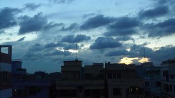 lindo nuvens dentro a céu às pôr do sol momento dentro uma Cidade dentro Bangladesh, Ásia foto