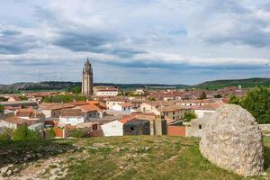 medieval Vila com casas e uma gótico Igreja foto