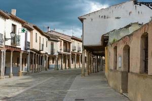 medieval Vila rua com paralelepípedos e pórticos foto