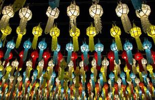 colorida suspensão lanternas iluminação em noite céu dentro loy Krathong festival às norte do Tailândia foto