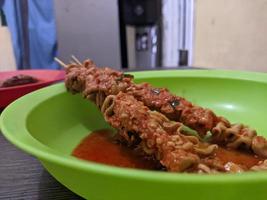 uma saciar usus balado ou balado intestinal satay. delicioso indonésio Comida. para Comida fundo ou papel de parede foto