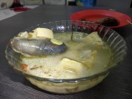 uma milkfish sopa ou sup ikan bandeng. delicioso indonésio Comida. para Comida fundo ou papel de parede foto