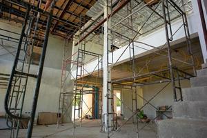 perspectiva dentro da casa em construção com instalação de isolador e eletricidade foto