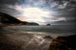 a mar dentro inverno com a ilha do bergeggi e a frio cores do uma inverno dia dentro janeiro 2023 foto