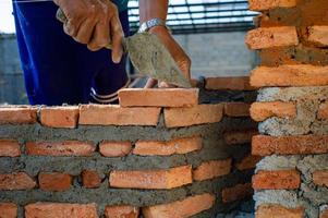 textura do close up e fundo de pedreiros laranja instalados pelo trabalhador no canteiro de obras foto