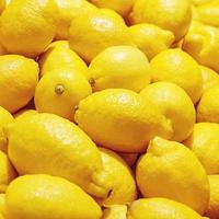 amarelo limões fechar acima às fruta mercado, brilhante limão fundo foto