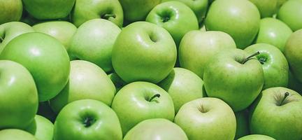 verde maçãs dentro uma pilha, fruta fundo foto
