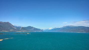 aéreo Visão sobre a sulista parte do lago garda foto