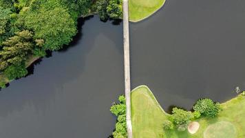 vista aérea da floresta da cidade, lagos e pontes conectando-se ao parque foto