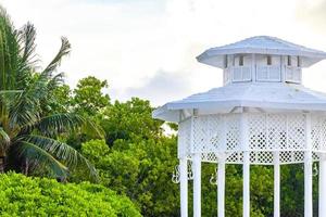 pavilhão de pérgula nobre branco no paraíso em beach palms méxico. foto