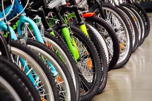 bicicletas para venda dentro Esportes loja foto