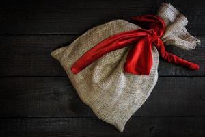 sacola de presente de natal com fita vermelha foto
