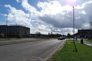 baixo ângulo Visão do centro da cidade cidade Centro do britânico cidade Londres luton Cidade do Inglaterra Reino Unido. a imagem estava capturado às central luton cidade durante uma frio e nublado tarde do 26 de março de 2023 foto