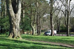 baixo ângulo Visão do local público parque. a imagem estava capturado às Wardown público parque do luton Cidade do Inglaterra Reino Unido durante uma frio e nublado tarde do 25 de março de 2023 foto