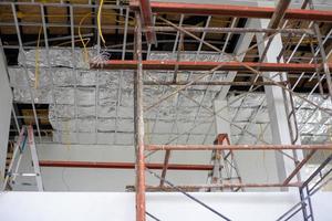 perspectiva dentro da casa em construção com instalação de isolador e eletricidade foto