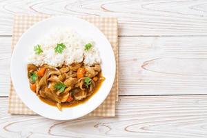 arroz curry japonês com carne de porco fatiada, cenoura e cebola foto