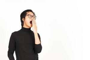 bocejando gesto do bonito ásia homem isolado em branco fundo foto