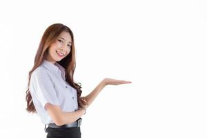 retrato do a adulto tailandês aluna dentro universidade aluna uniforme. jovem ásia lindo menina em pé para presente alguma coisa com confiança em branco fundo. foto