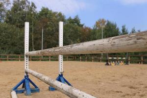 pulando Obstáculo com dois postes para escolaridade cavalos em a esvaziar Treinamento campo foto