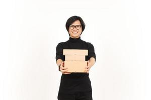 segurando pacote caixa ou cartão caixa do bonito ásia homem isolado em branco fundo foto