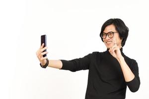 levar uma selfie usando Smartphone do bonito ásia homem isolado em branco fundo foto