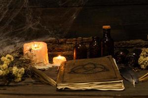 conjunto do objetos símbolos do esotérico rituais foto
