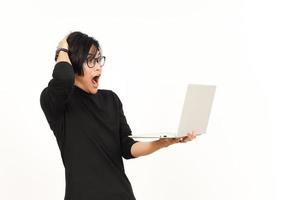 choque e Bravo enquanto usando computador portátil do bonito ásia homem isolado em branco fundo foto