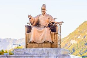 estátua do rei sejong na cidade de seul, coreia do sul foto