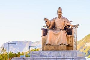 estátua do rei sejong na cidade de seul, coreia do sul foto