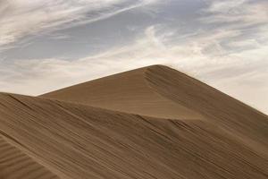 verão deserto panorama em uma caloroso ensolarado dia a partir de maspalomas dunas em a espanhol ilha do vovó canaria foto