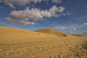 verão deserto panorama em uma caloroso ensolarado dia a partir de maspalomas dunas em a espanhol ilha do vovó canaria foto