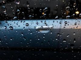 pingos de chuva espirrando em a carro janela foto