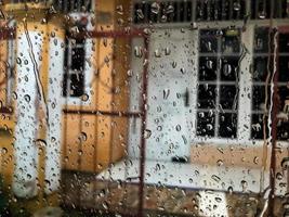 pingos de chuva espirrando em a carro janela foto