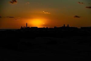 colorida pôr do sol em a espanhol ilha do vovó canaria dentro a maspalomas dunas foto