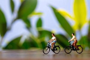 miniatura pessoas em pé com bicicleta, mundo bicicleta dia conceito foto