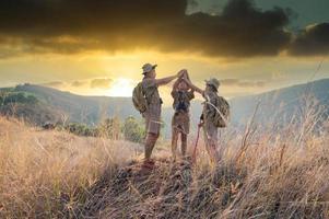 uma escoteiro reserva equipe às selva acampamento, Garoto escoteiro América foto