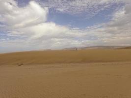 verão deserto panorama em uma caloroso ensolarado dia a partir de maspalomas dunas em a espanhol ilha do vovó canaria foto