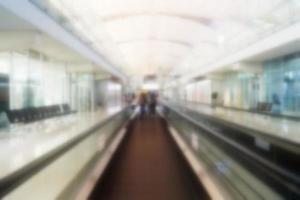 abstrato borrado escada rolante corredor dentro aeroporto fundo. foto