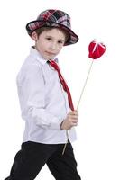 criança com namorados. a Garoto dentro a chapéu detém uma vermelho coração. lindo elegante criança. foto