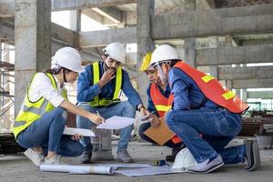 equipe do engenheiro, arquiteto, contratante e capataz encontro e consultando às construção construção local com chão plano para real Estado desenvolvimento projeto indústria e habitação Linha do tempo foto