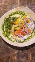 dieta salada do fresco legumes. alface, caçado ovo, tomates, verde cebolas e Pimenta pimentas. molho. foto