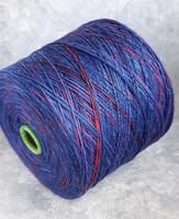feito à mão tricô padronizar. tricotado tecido a partir de uma multicolorido fio e uma ampla bobina. foto