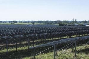 fundo do fotovoltaico célula Fazenda ou solar painéis campo eco amigáveis e limpar \ limpo energia foto