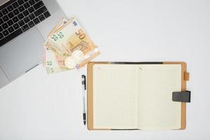 euro e bitcoin notas de banco, criptomoeda e blockchain conceito em branco fundo plano deitar foto