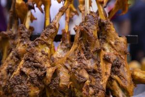 assado perna peças do Carneiro às uma rua Comida mercado dentro daca, Bangladesh foto