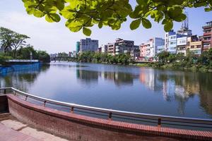 panorama Visão do lago dentro rasel parque narayangonj cidade, Bangladesh foto