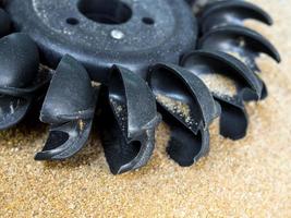 turbina de água Pelton de plástico na areia sem água foto